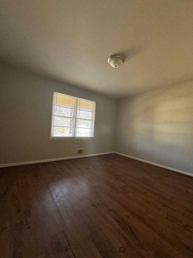 Building Photo - 2 Bedroom, 1 bathroom on the East-Side. Mo...