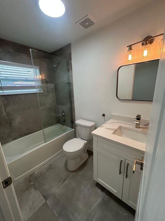 Building Photo - Stylish Tranquil duplex - Near Belleair Beach