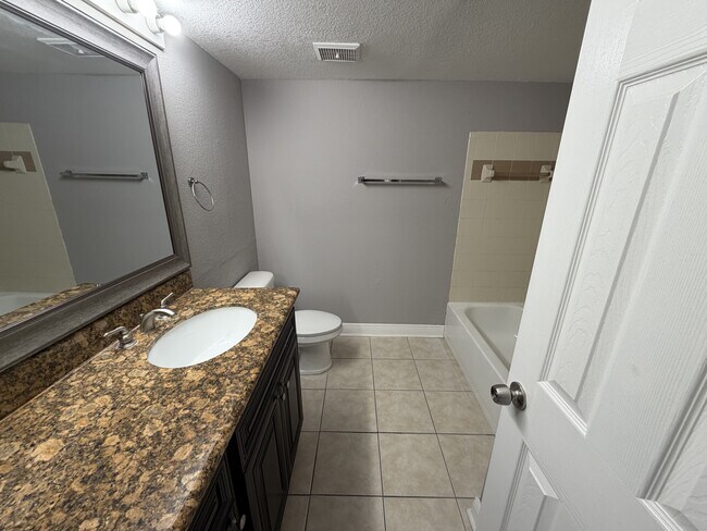 Building Photo - 1940 Lake Atriums Cir