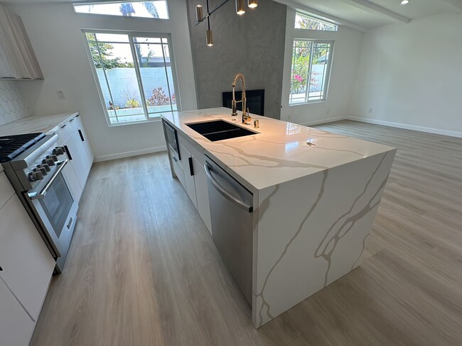 Building Photo - Spacious 3 Bed 3 Bathoom in Long Beach