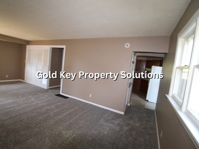 Building Photo - Oversized 3 BR 1 BA House with Partially F...