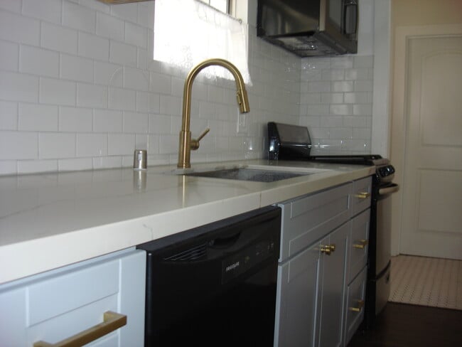 Built-in Microwabe - 6105 Monterey Rd