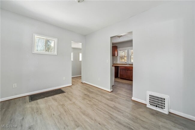 Building Photo - 702 Grace Ave