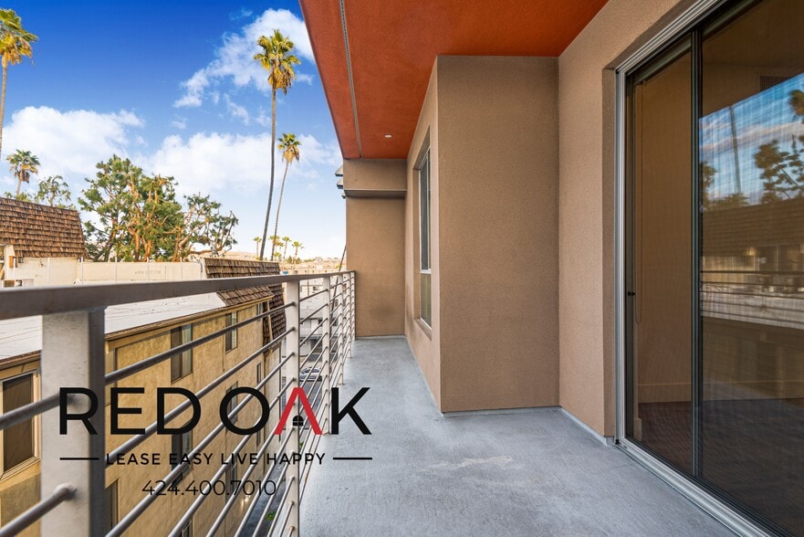 Building Photo - 453 S Kenmore Ave