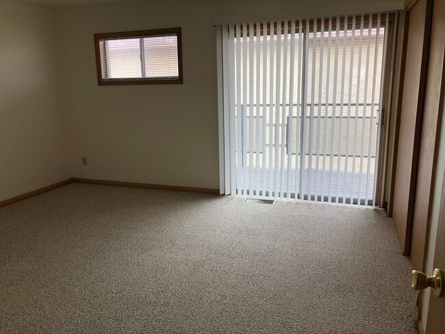 Building Photo - Modern, comfortable townhome living just steps from the Fox River and Oshkosh’s lively downtown.