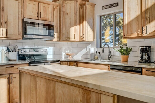 Building Photo - 123 Pinecrest Rd