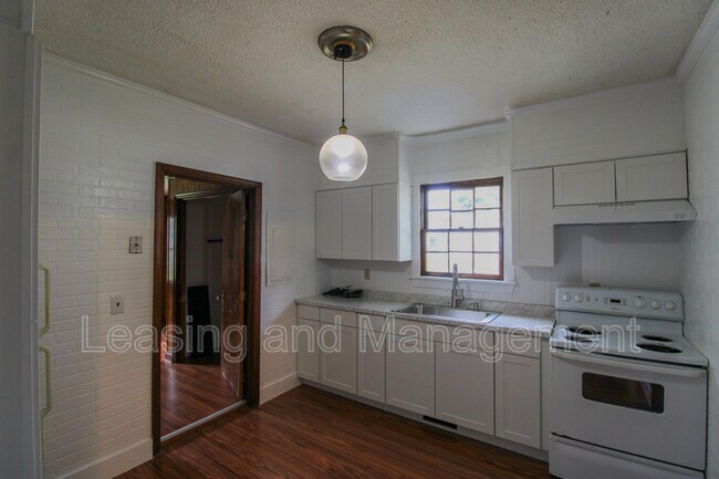 Building Photo - 211 W Poplar St