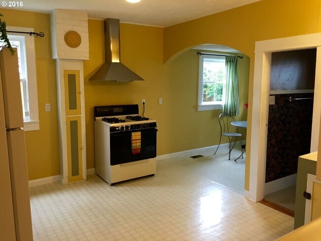 Building Photo - Beautiful 2 bedroom