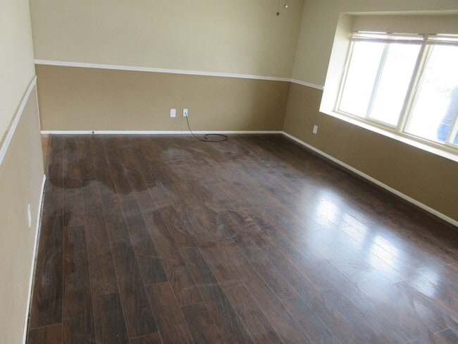 Building Photo - 4 bedroom 3 bathroom w/basement