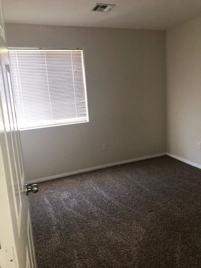 Building Photo - Expansive 3 Bedroom Treat with 2+ Bonus Ro...