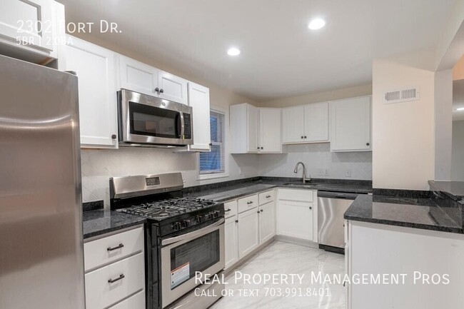 Building Photo - 2302 Fort Dr