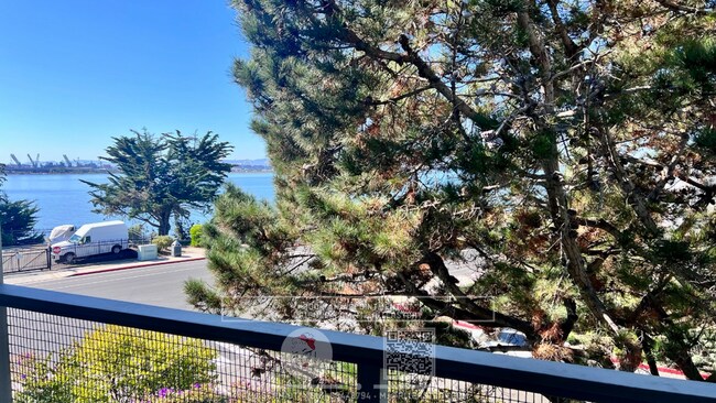 Building Photo - Beautiful large 1 bedroom with Hardwood la...