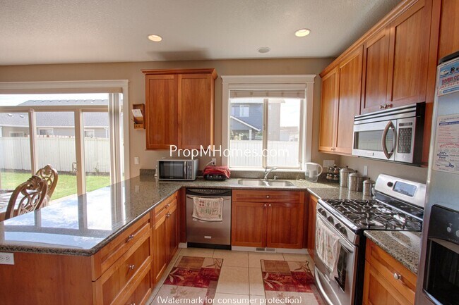 Building Photo - Beautiful Five Bedroom Craftsman Style Home in Molalla!