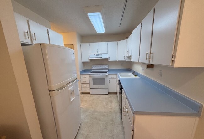 Building Photo - Spacious 3BR Townhome | 50 Yards to Coal Creek Trail!!