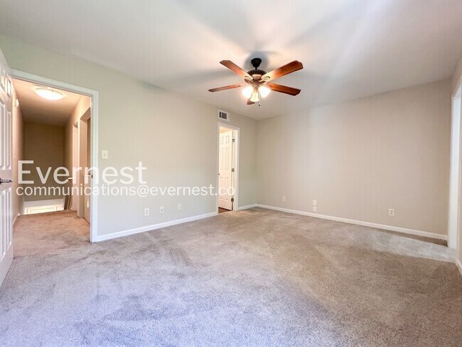 Building Photo - 2 Bed/2.5 Bath Townhome with Off-Street Parking / Available Now!