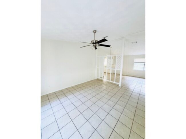 Building Photo - ****2 BEDROOM IN DALLAS WITH LARGE GARAGE ...