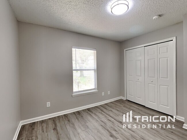 Building Photo - 844 MacKenzie Cir