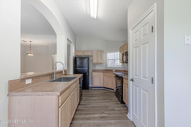 Building Photo - 2141 Stone Creek Dr