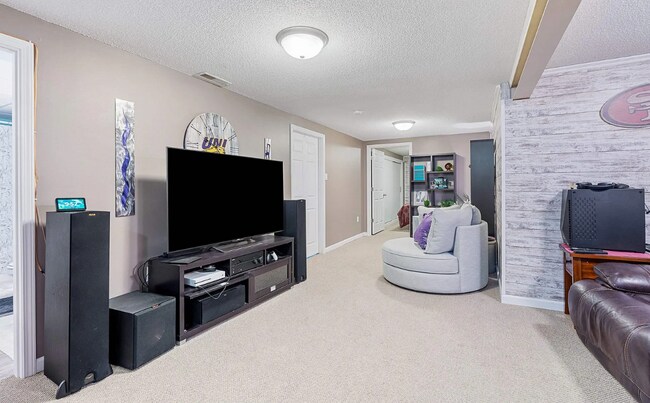 Building Photo - 3029 Saratoga Dr