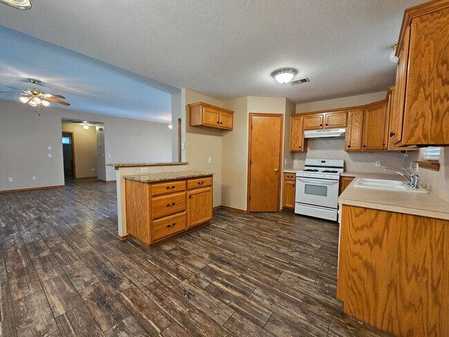 Building Photo - (3) Bed/(2) Bath in Tecumseh Ridge Addition Avail NOW! Pets Negotiable.