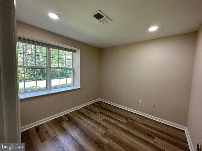 Building Photo - 4624 Old Oak Rd