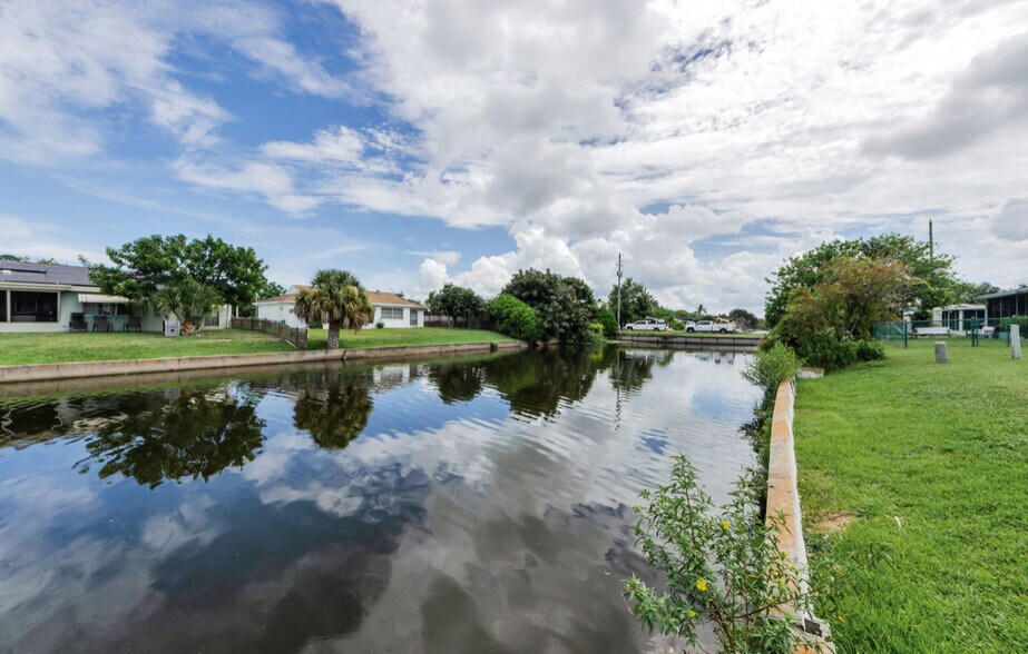 Building Photo - 3931 Sail Dr