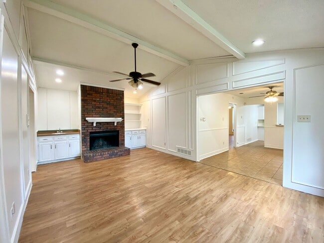 Building Photo - Generously sized 3-bedroom, 2-bath duplex ...