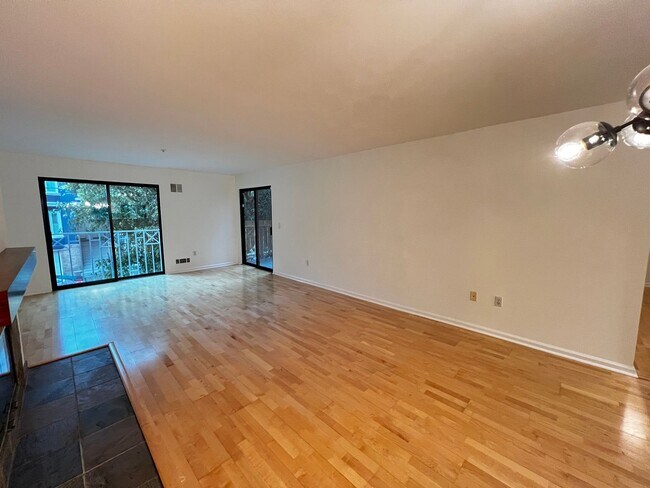 Building Photo - Modern Condo in the heart of North Beach