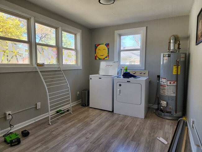 Building Photo - 1115 E 8th St