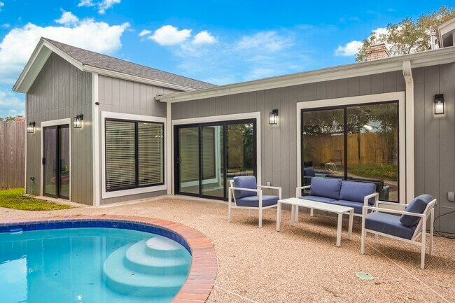 Building Photo - 3327 Freshmeadows Dr