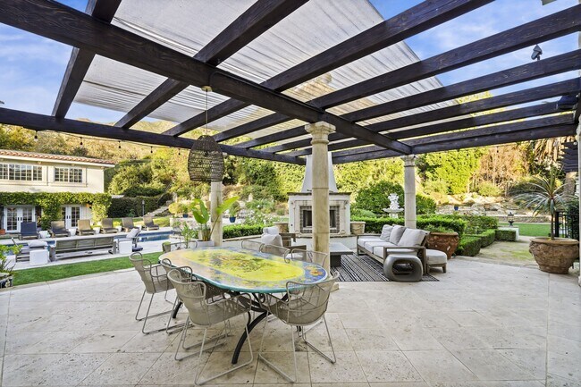 Building Photo - 23255 Mariposa De Oro St