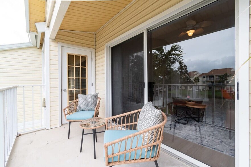 Building Photo - 1999 Island Club Dr