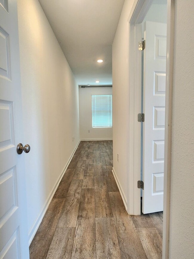 Building Photo - Lovely 4/2 available now in Raley Farms of...