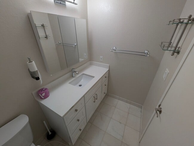 Building Photo - Spacious 2/1 Condo near BART Available Now!