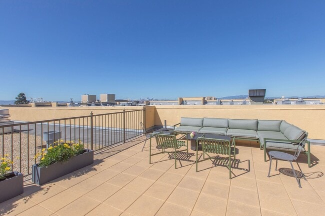 Building Photo - Great natural light in a large condo near ...