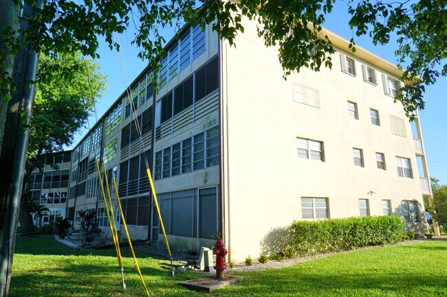 Building Photo - 401 Southampton A