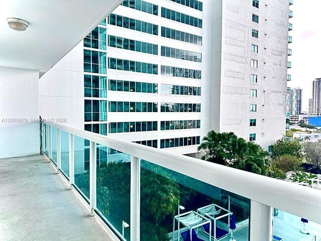Building Photo - 1800 N Bayshore Dr