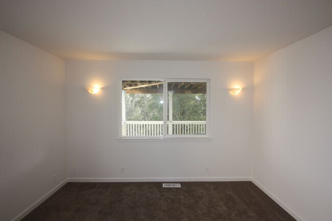 Building Photo - Outside Leasing - 10 Andorra Ct