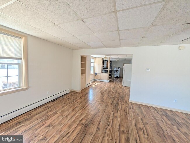Building Photo - 213 Lincoln Way W