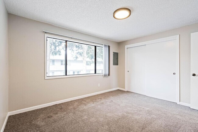 Building Photo - Clean, welcoming 2-bdrm/1.5 bath unit in Milwaukie. Private patio, quiet location, designated par...