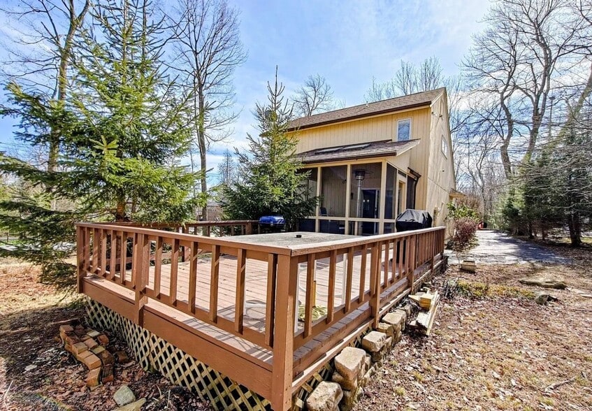 Building Photo - 2104 Vacation Ln