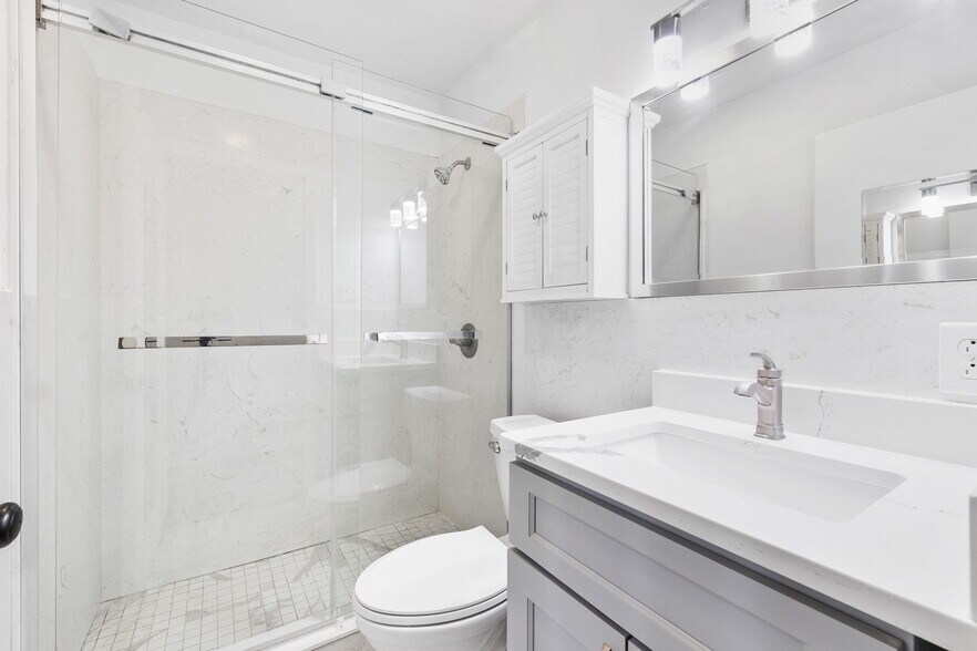 Hall Bathroom - 1319 Legend Rd