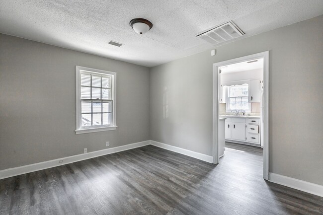 Building Photo - Newly Renovated 2 Bedroom 1 bath Home