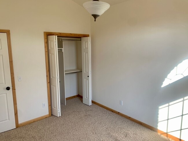 Building Photo - 3 bedroom 2 bath townhome