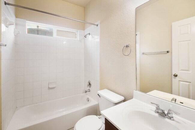 Building Photo - 3 Bedroom/2 Bath Alamo Ranch Subdivision