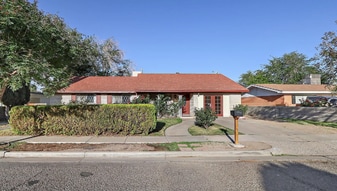 Building Photo - 2110 Thomas Dr