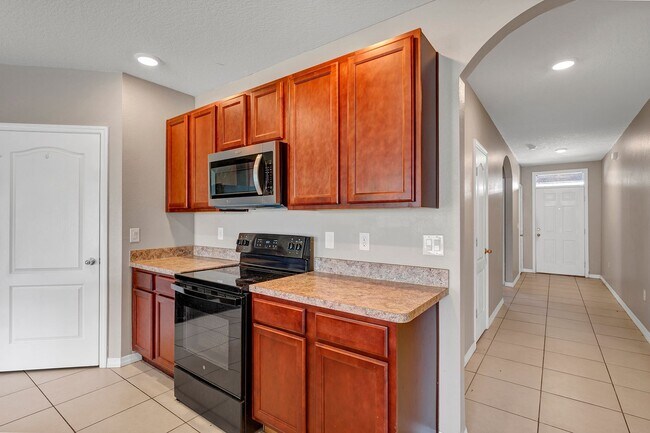 Building Photo - Sunny, Move-In Ready 4-Bed Home in Winter Haven with Modern Finishes and Two-Car Garage