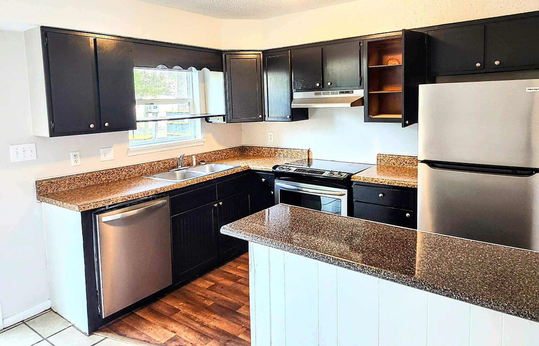 Kitchen and bar - 2519 beech st