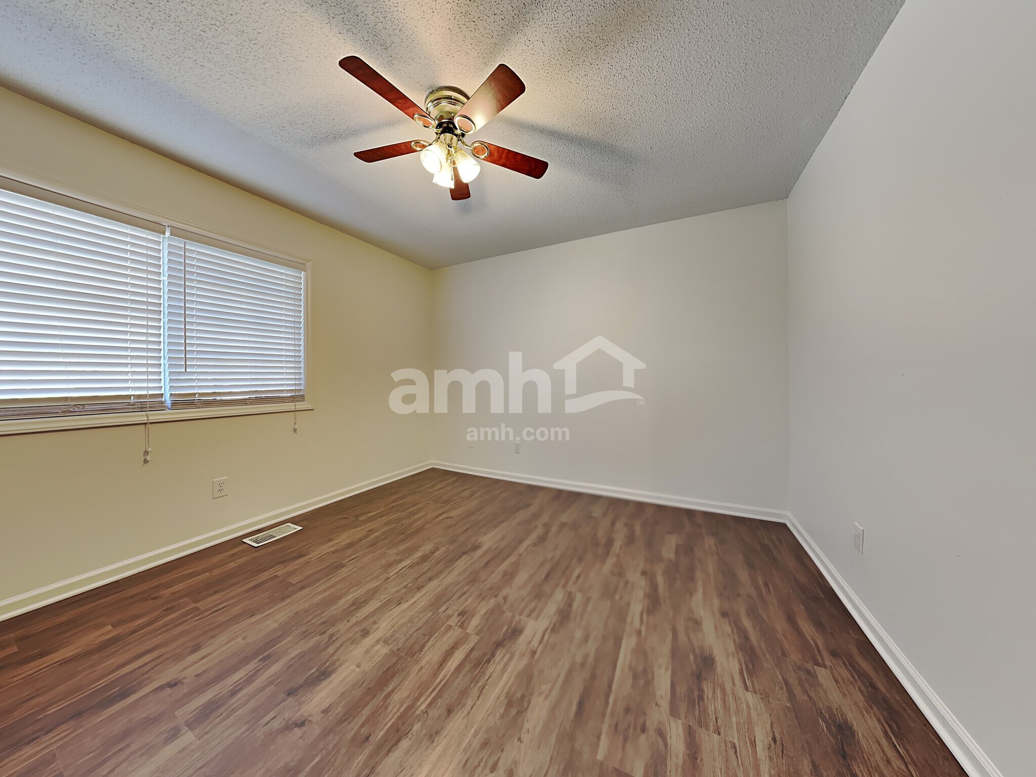 Building Photo - 833 Eagle Point Dr