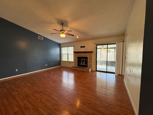Building Photo - Charming 3 Bedroom, 2 Bath Home with Fence...